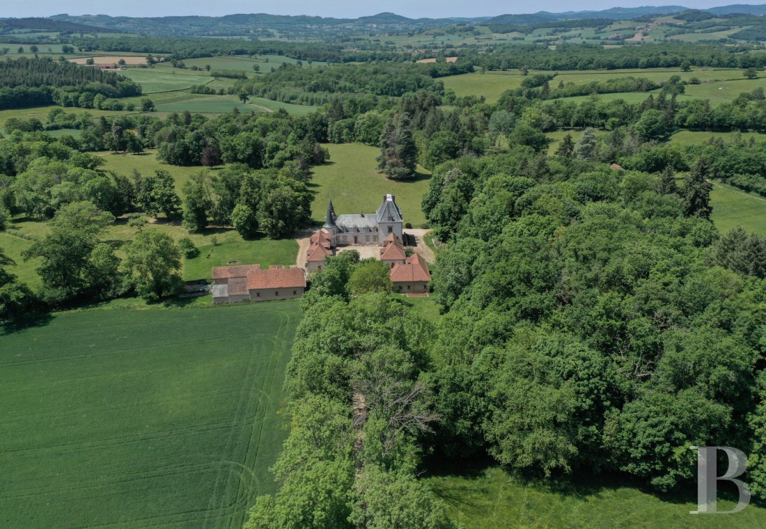 En Saône-et-Loire, dans le sud du Morvan, un château du 19e siècle entouré de son parc dédié à tout projet de tournage - photo  n°1
